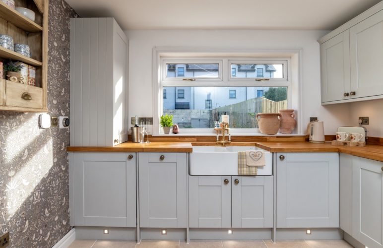 Caledonia Classic Esk Painted Light Grey